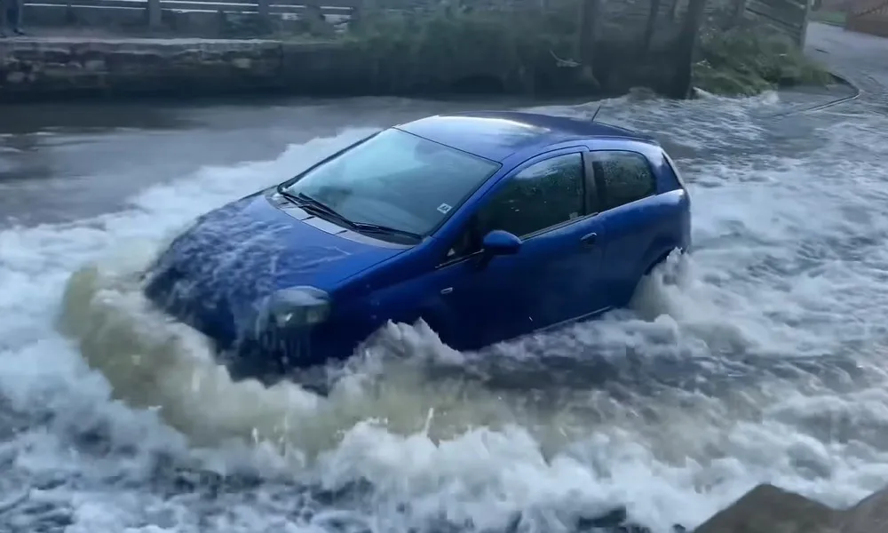 Τι γίνεται αν περάσεις με το αυτοκίνητο μέσα από πολύ νερό; (+video)